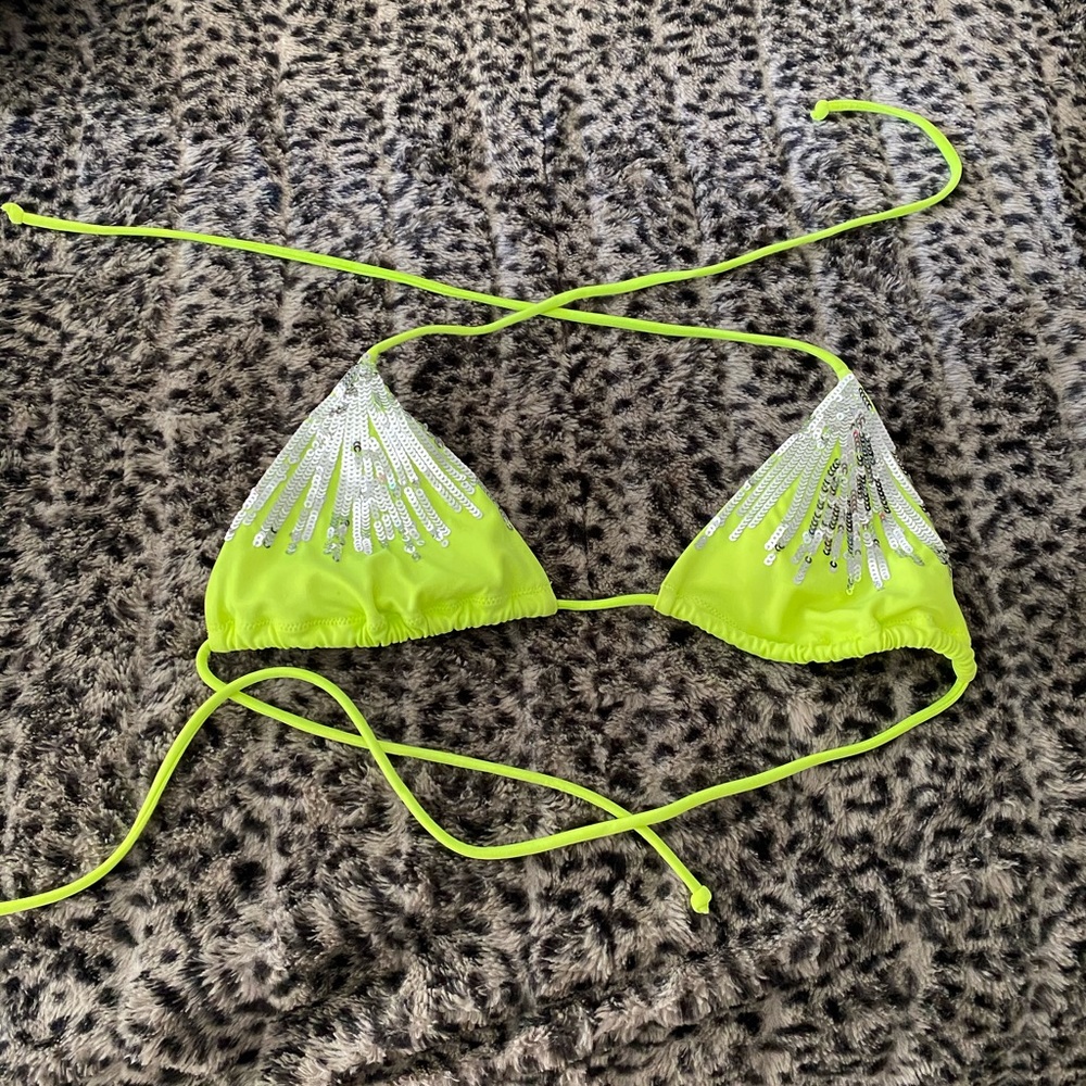 Bright bikini top with sequins